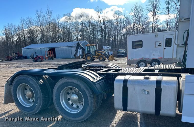 image for item DQ0818 2014 Volvo  VNL semi truck