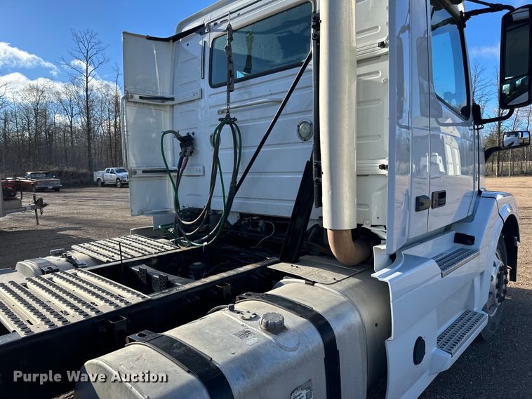 image for item DQ0818 2014 Volvo  VNL semi truck
