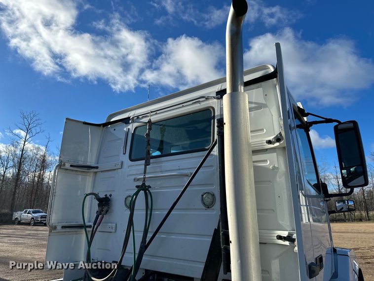 image for item DQ0818 2014 Volvo  VNL semi truck