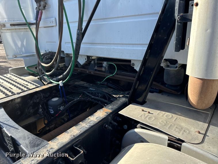 image for item DQ0818 2014 Volvo  VNL semi truck