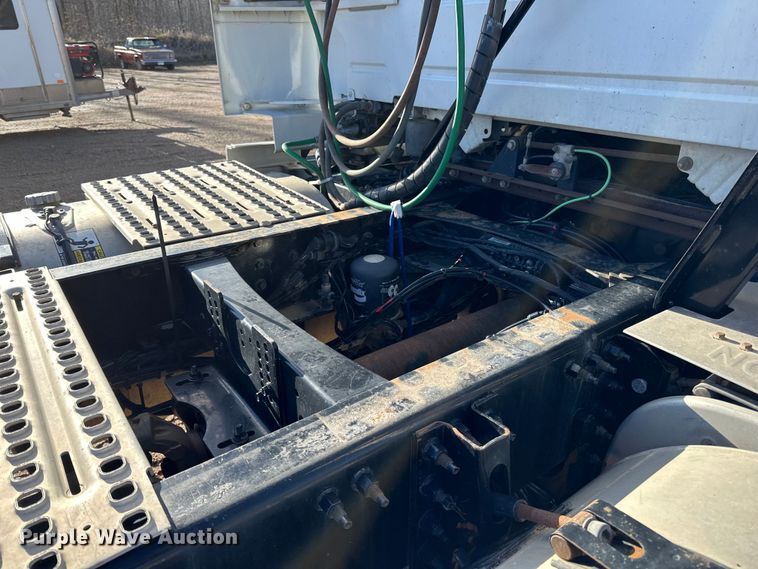 image for item DQ0818 2014 Volvo  VNL semi truck