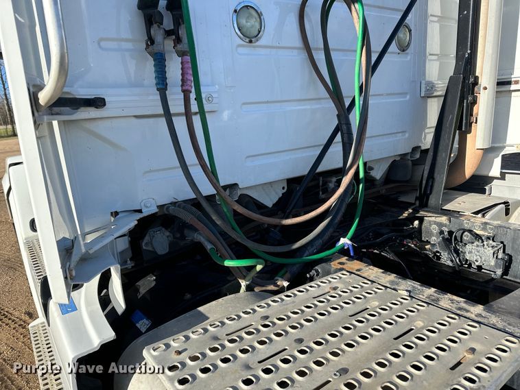 image for item DQ0818 2014 Volvo  VNL semi truck