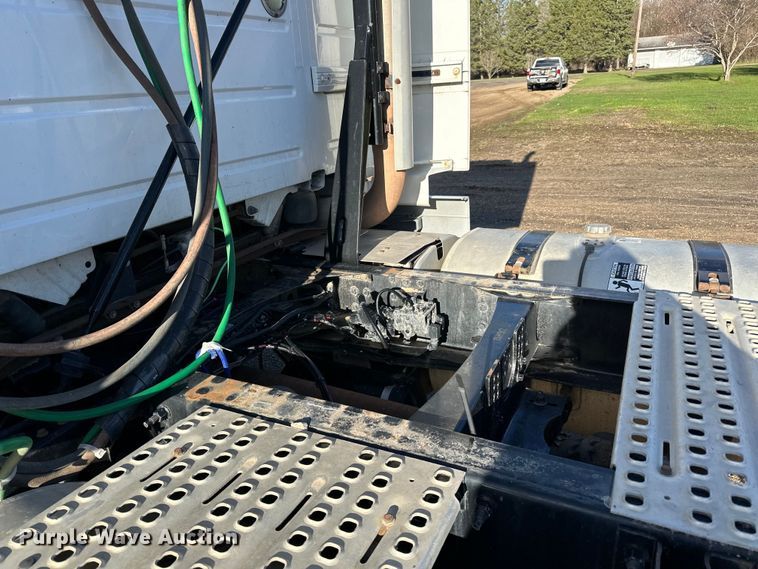 image for item DQ0818 2014 Volvo  VNL semi truck