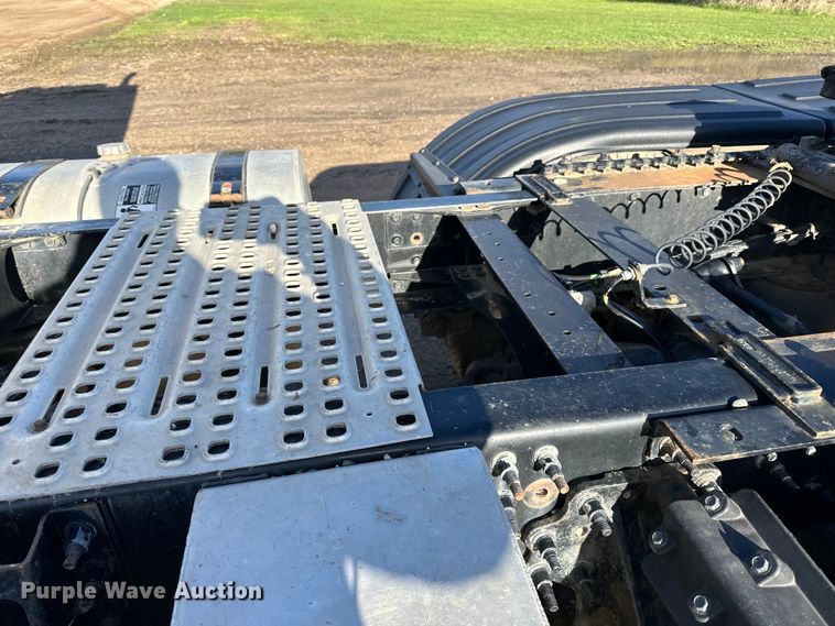 image for item DQ0818 2014 Volvo  VNL semi truck