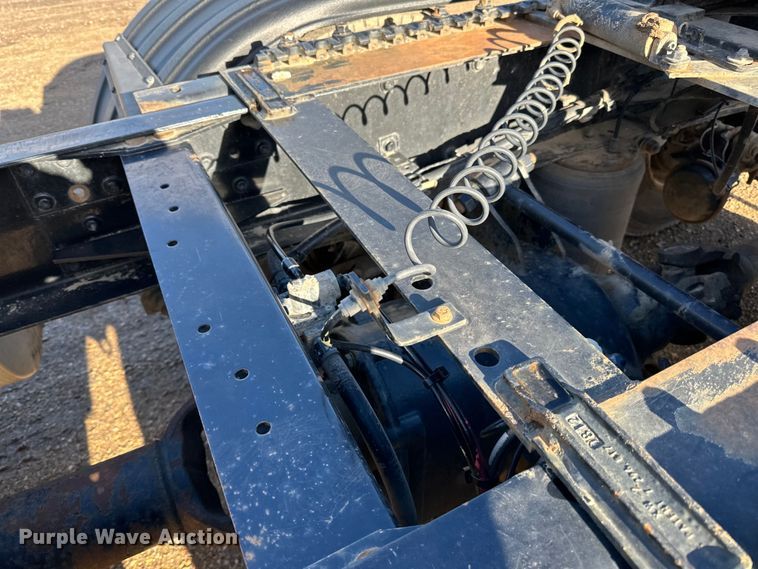 image for item DQ0818 2014 Volvo  VNL semi truck