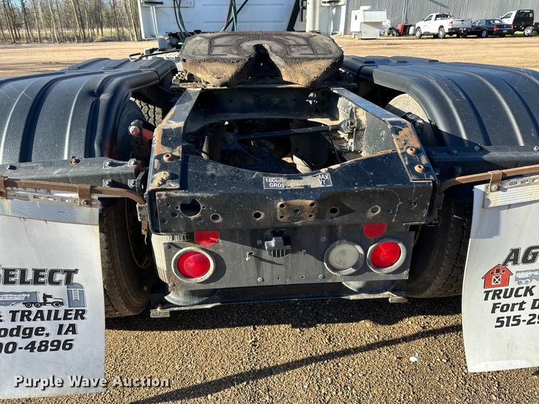 image for item DQ0818 2014 Volvo  VNL semi truck