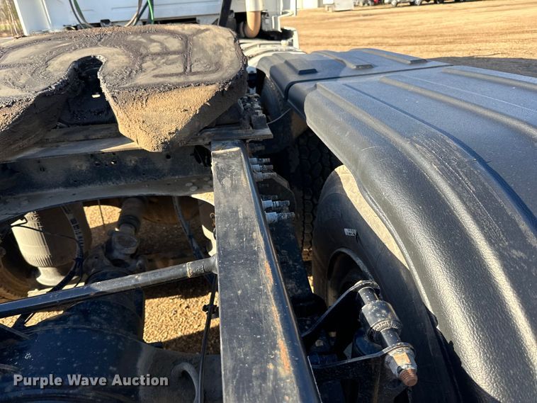 image for item DQ0818 2014 Volvo  VNL semi truck