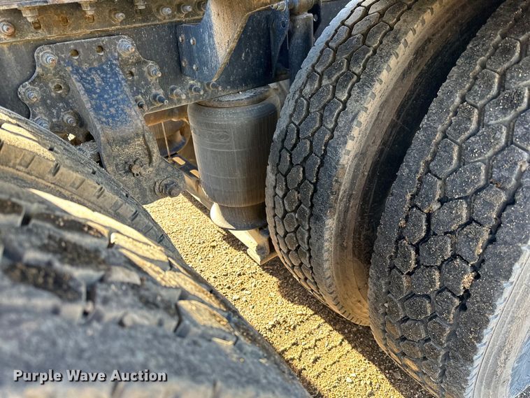 image for item DQ0818 2014 Volvo  VNL semi truck