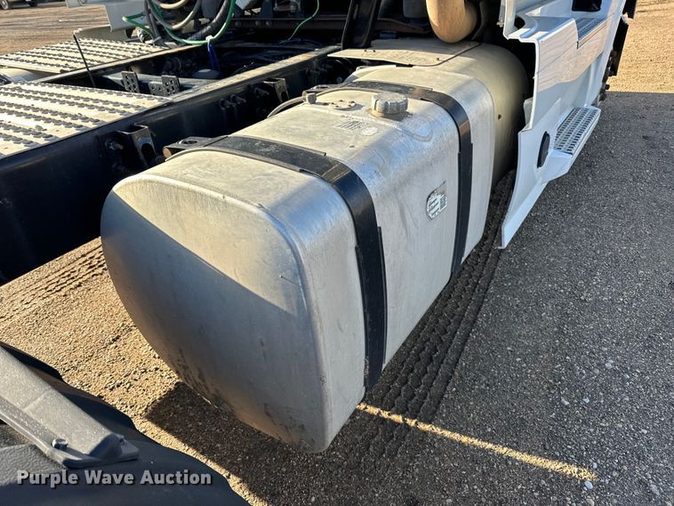 image for item DQ0818 2014 Volvo  VNL semi truck