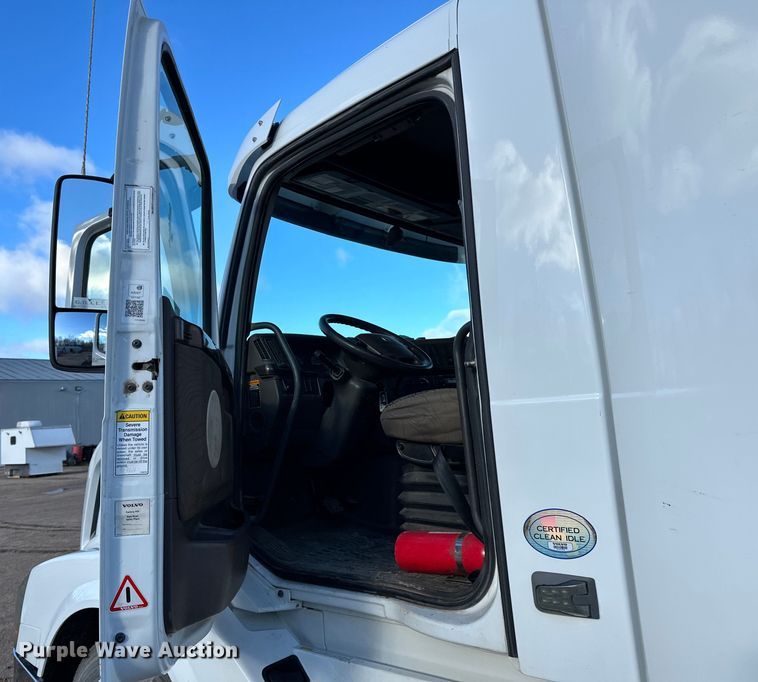 image for item DQ0818 2014 Volvo  VNL semi truck