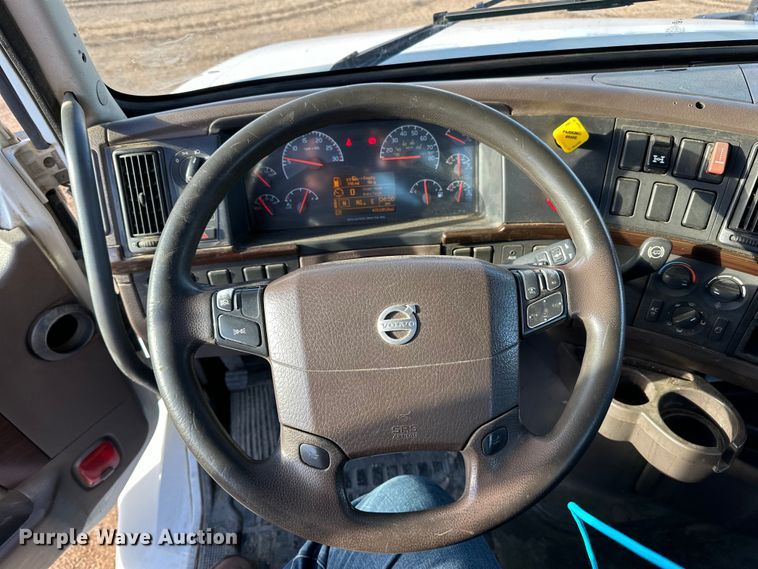 image for item DQ0818 2014 Volvo  VNL semi truck