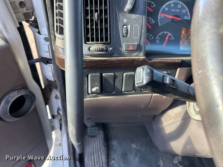 image for item DQ0818 2014 Volvo  VNL semi truck