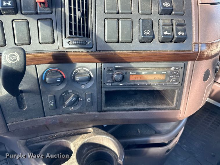 image for item DQ0818 2014 Volvo  VNL semi truck