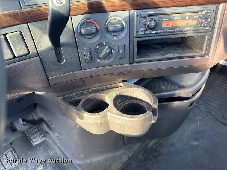 image for item DQ0818 2014 Volvo  VNL semi truck