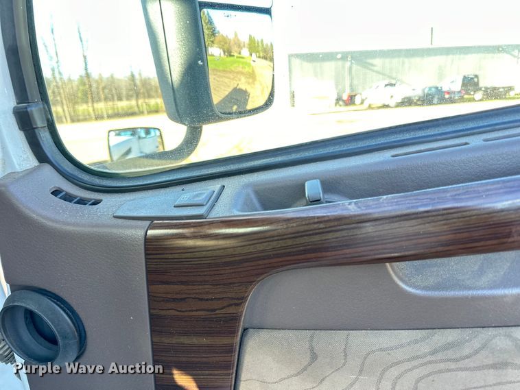 image for item DQ0818 2014 Volvo  VNL semi truck