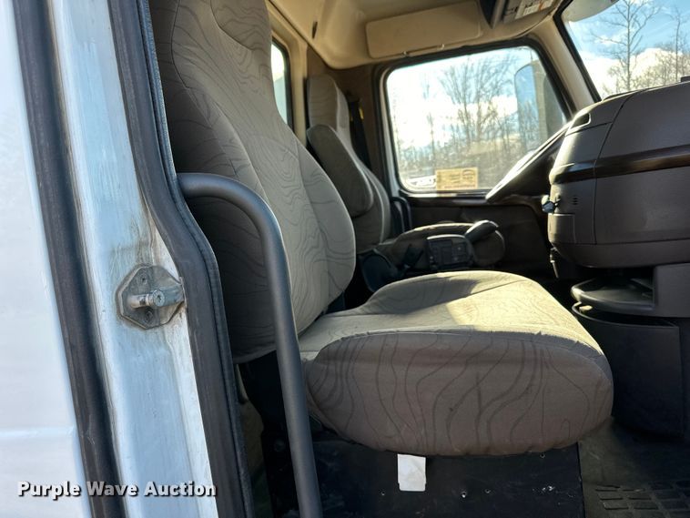 image for item DQ0818 2014 Volvo  VNL semi truck