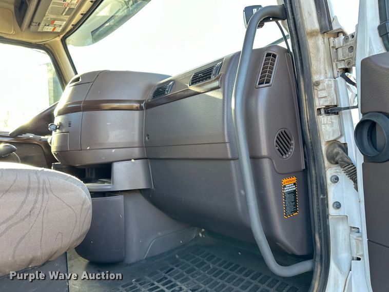 image for item DQ0818 2014 Volvo  VNL semi truck