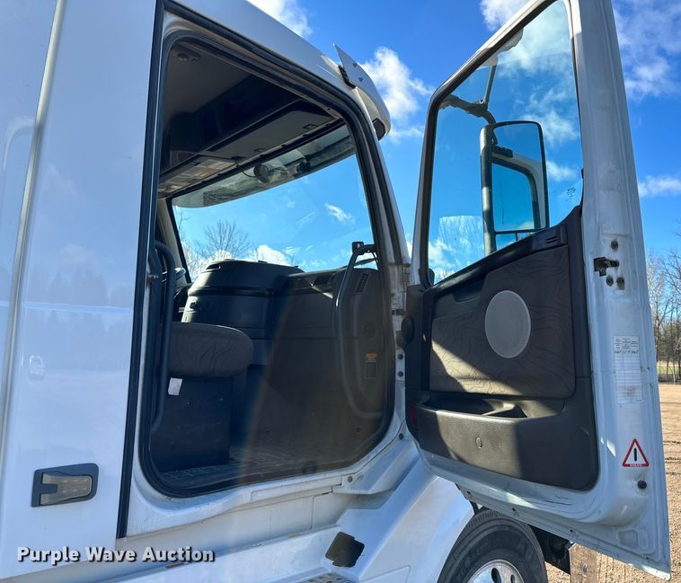 image for item DQ0818 2014 Volvo  VNL semi truck