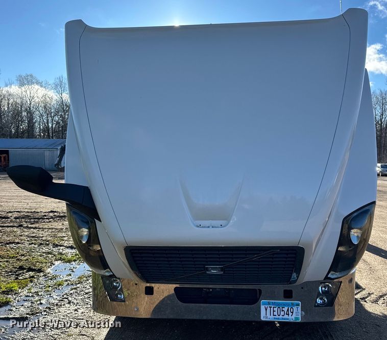 image for item DQ0818 2014 Volvo  VNL semi truck