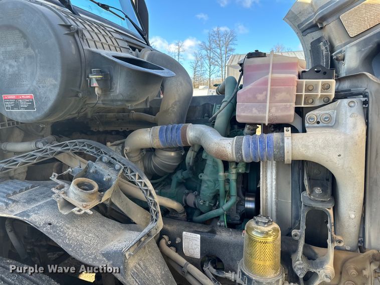 image for item DQ0818 2014 Volvo  VNL semi truck