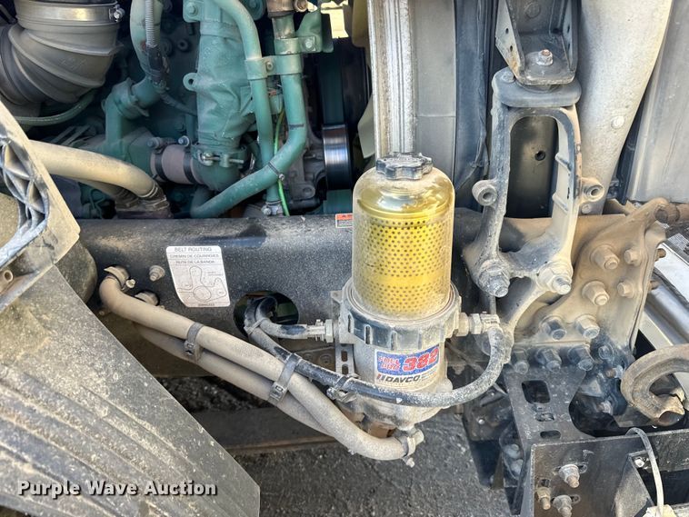 image for item DQ0818 2014 Volvo  VNL semi truck