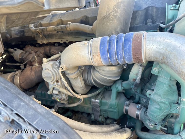 image for item DQ0818 2014 Volvo  VNL semi truck