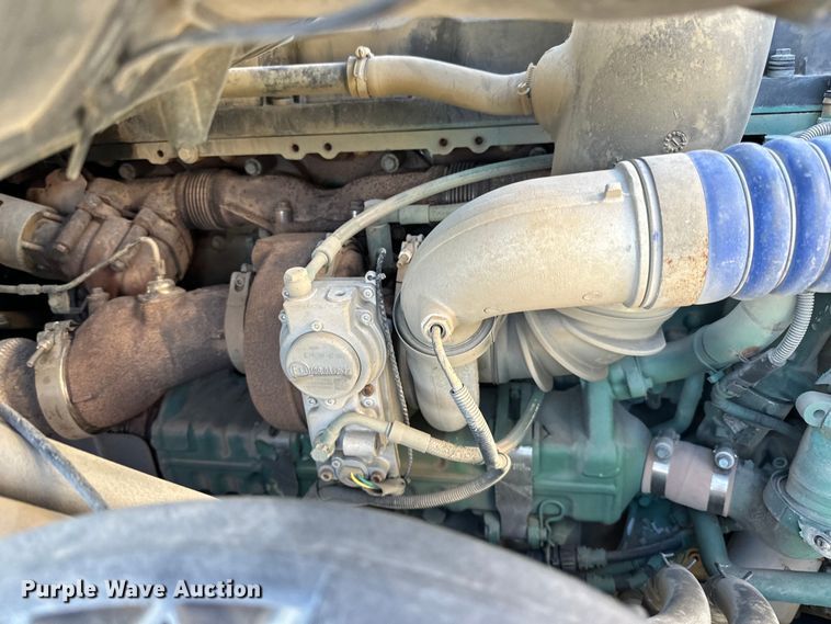 image for item DQ0818 2014 Volvo  VNL semi truck