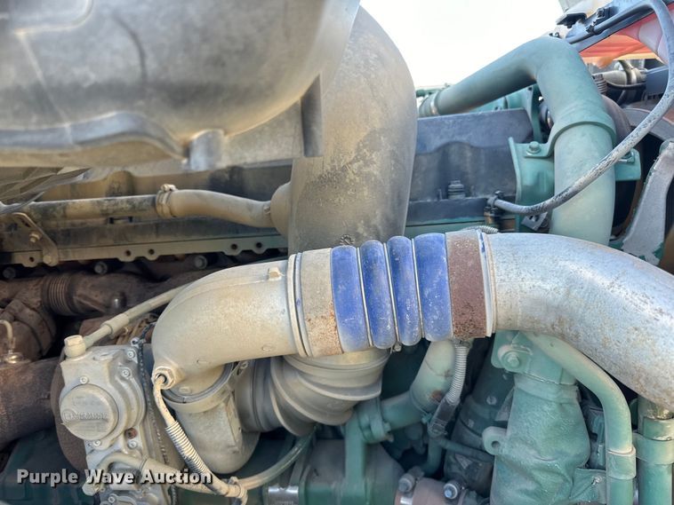 image for item DQ0818 2014 Volvo  VNL semi truck