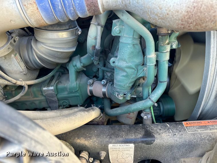 image for item DQ0818 2014 Volvo  VNL semi truck