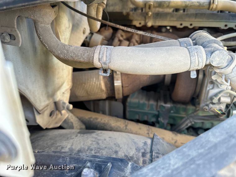 image for item DQ0818 2014 Volvo  VNL semi truck