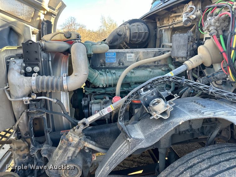 image for item DQ0818 2014 Volvo  VNL semi truck