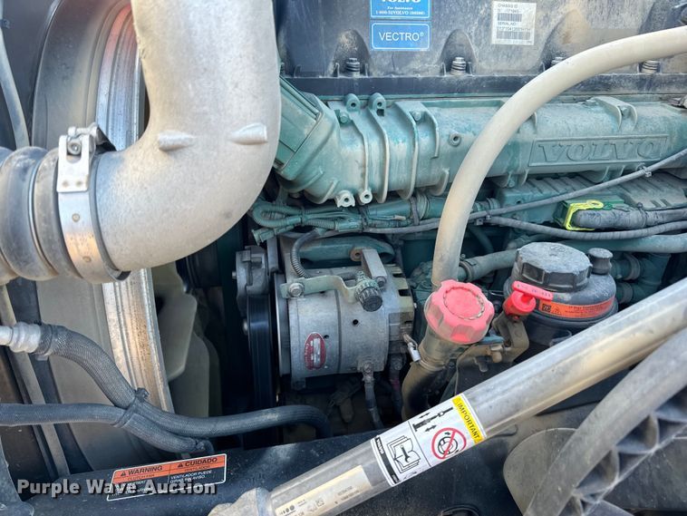 image for item DQ0818 2014 Volvo  VNL semi truck