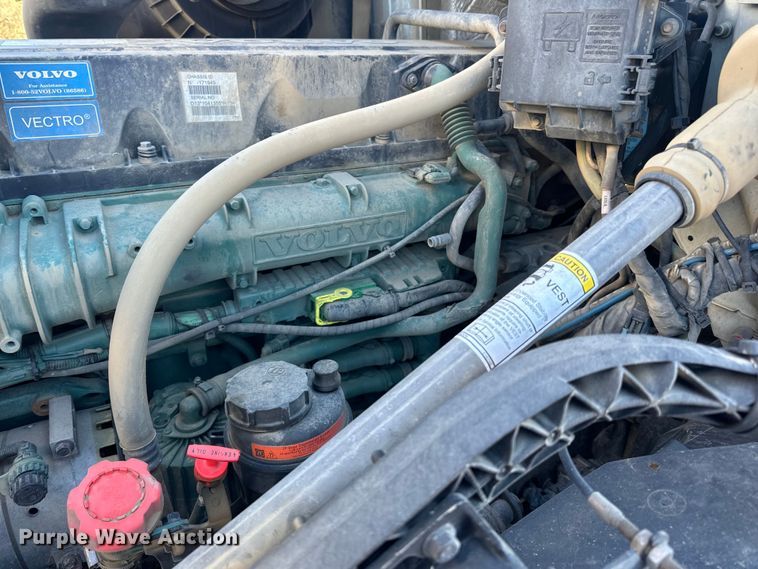 image for item DQ0818 2014 Volvo  VNL semi truck