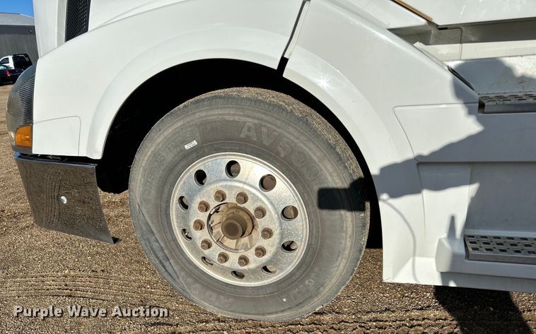 image for item DQ0818 2014 Volvo  VNL semi truck