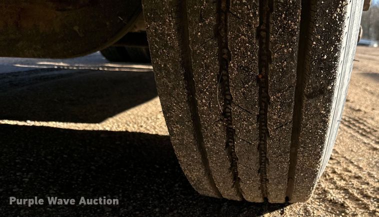 image for item DQ0818 2014 Volvo  VNL semi truck