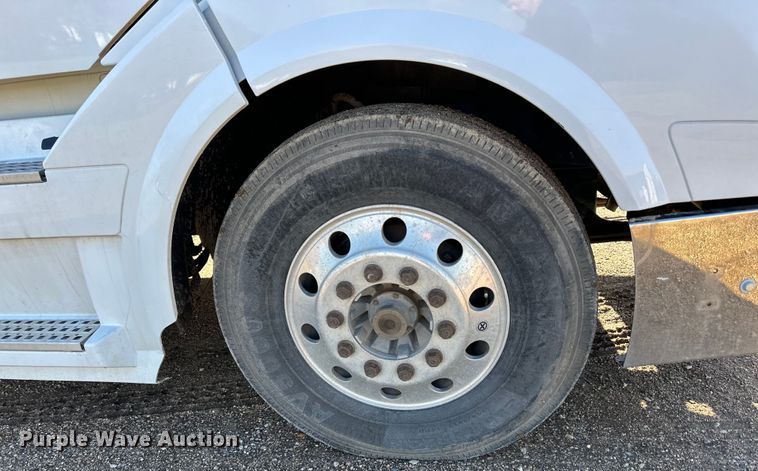 image for item DQ0818 2014 Volvo  VNL semi truck