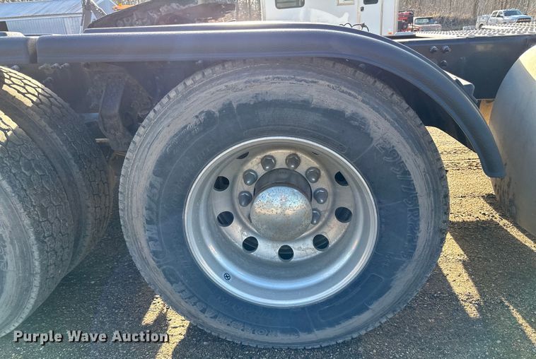 image for item DQ0818 2014 Volvo  VNL semi truck