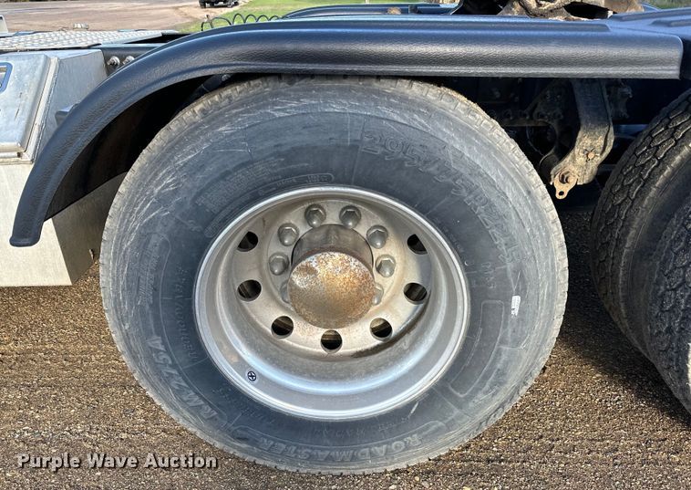 image for item DQ0818 2014 Volvo  VNL semi truck