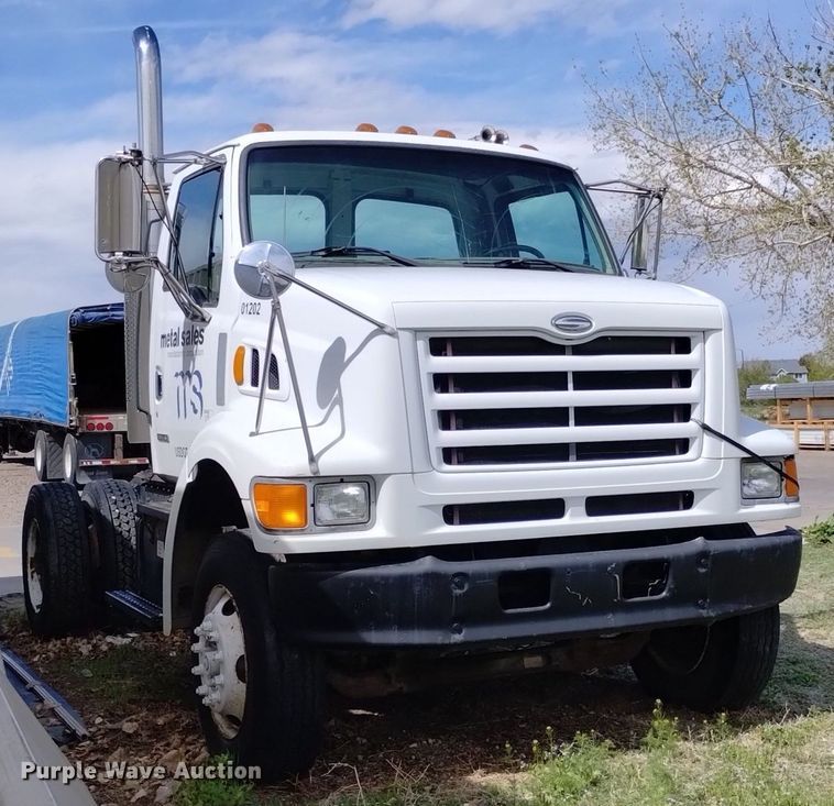 image for item DQ6098 2000 Sterling  L7500 semi truck