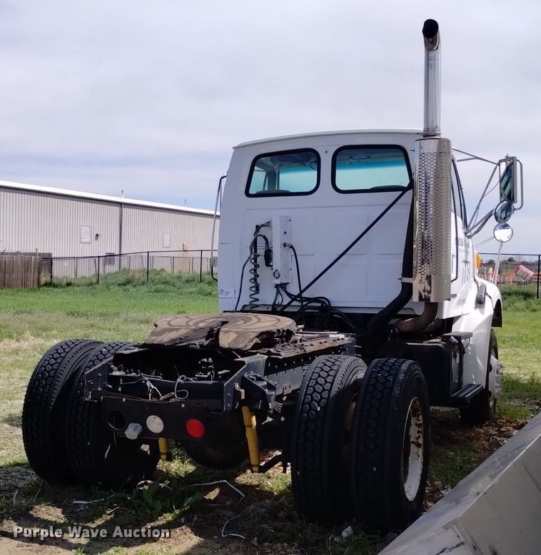 image for item DQ6098 2000 Sterling  L7500 semi truck