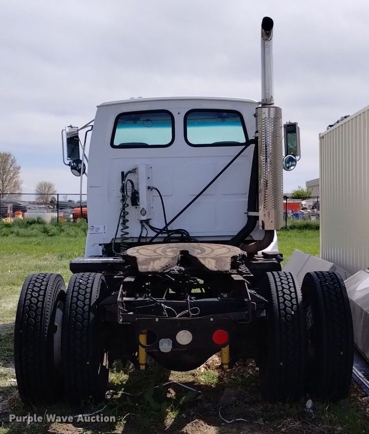 image for item DQ6098 2000 Sterling  L7500 semi truck