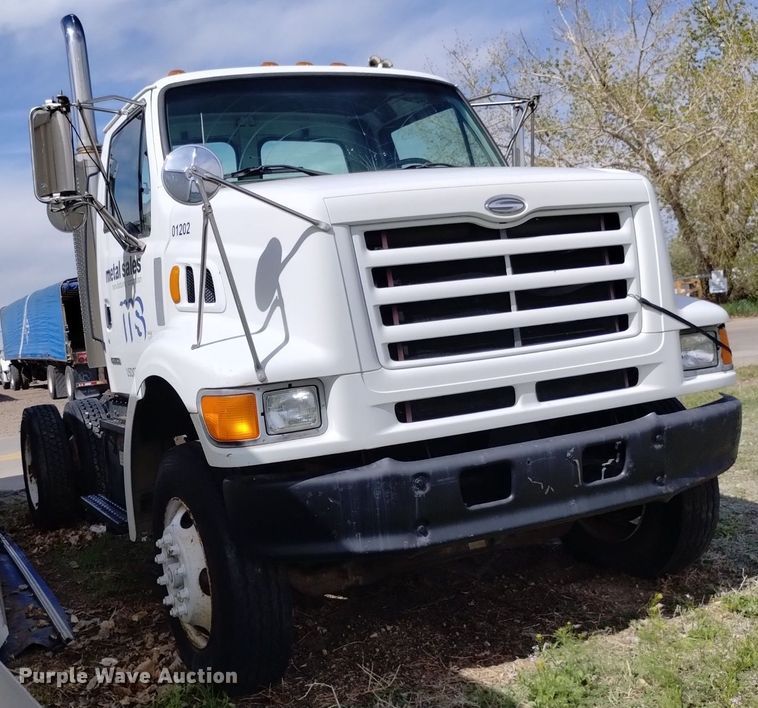 image for item DQ6098 2000 Sterling  L7500 semi truck
