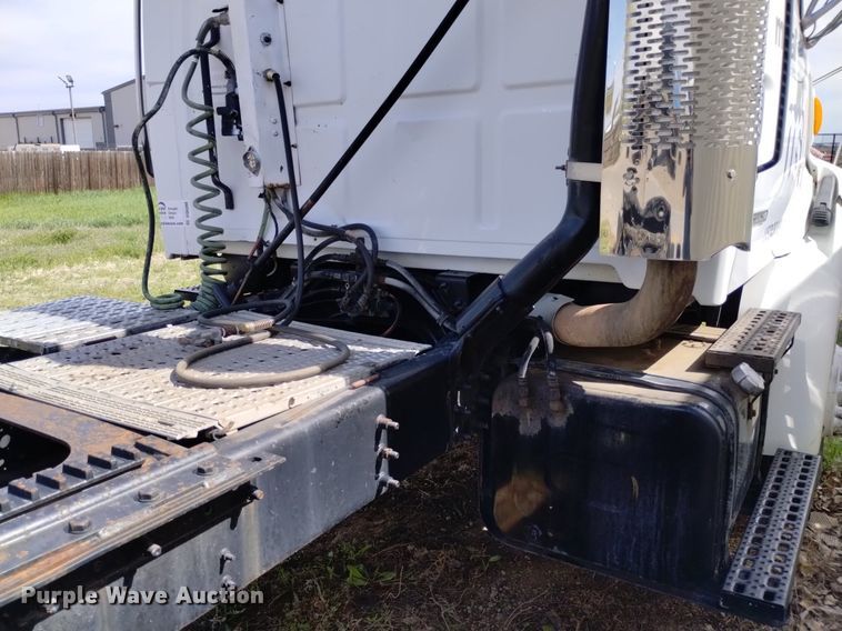 image for item DQ6098 2000 Sterling  L7500 semi truck