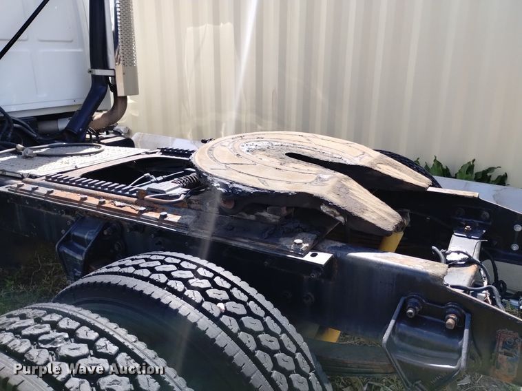 image for item DQ6098 2000 Sterling  L7500 semi truck