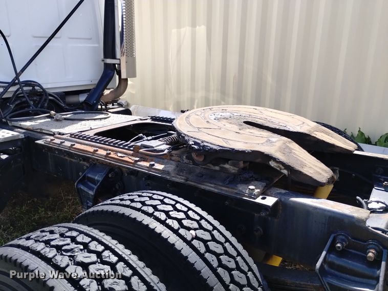 image for item DQ6098 2000 Sterling  L7500 semi truck