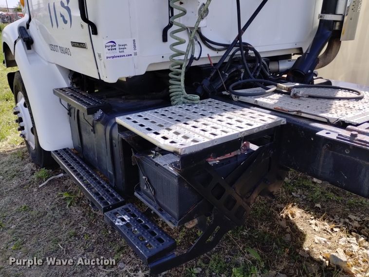 image for item DQ6098 2000 Sterling  L7500 semi truck