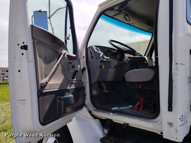 image for item DQ6098 2000 Sterling  L7500 semi truck