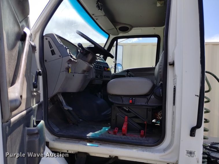 image for item DQ6098 2000 Sterling  L7500 semi truck