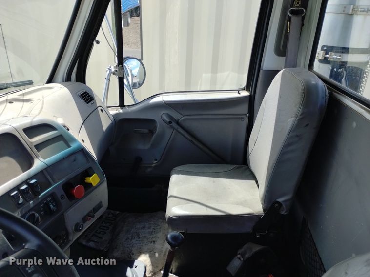 image for item DQ6098 2000 Sterling  L7500 semi truck