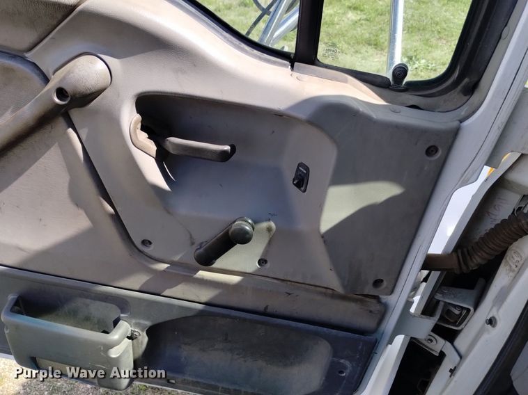 image for item DQ6098 2000 Sterling  L7500 semi truck